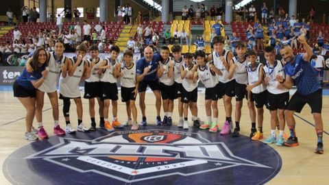 La plantilla del Ría de Ribadeo alevín en el Campeonato de España de minibásquet celebrado en Córdoba.