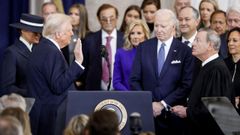 Trump jura su cargo ente el presidente del Supremo y Joe Biden.