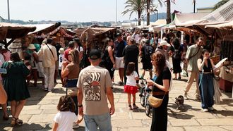 La Feria Medieval de Ferrol, instalada en el puerto, este domingo.