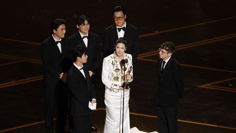 Yu Han Lee, EJAE, Mark Sonnenblick and (back L-R) Jeong Hoon Seo, Hee Dong Nam, Joong Gyu Kwak, en el escenario para recoger el �scar a Mejor Canci�n Original de la pel�cula �La guerreras K.Pop�