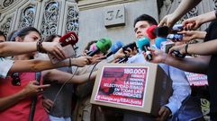 Entrega de firmas ante el Ministerio de Educaci�n para pedir la selectividad �nica en Espa�a en junio del a�o pasado