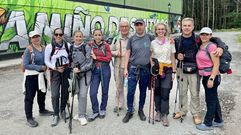 Grupo mexicano recorriendo los �ltimos kil�metros del Camino: A�da, M�nica, Carmen, M�nica, Benjam�n (p�rroco de Os Tilos), Carlos, Lola, Abel y Lisett (en la foto de arriba, de izquierda a derecha).