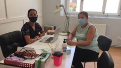 Arantxa Vidal �a la izquierda�, psic�loga de la AECC, y Marisa Sobrino, delegada de esta entidad en Monforte, en el local donde se ofrece atenci�n y asesoramiento a pacientes oncol�gicos