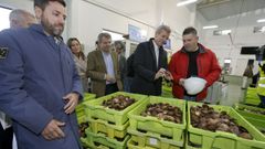 Rueda visita las obras de la lonja de Cambados y la subasta de marisco del da