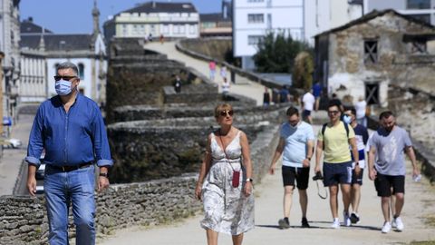 Gente con mascarilla en Lugo el d�a en que Galicia obliga a usar mascarillas en espacios abiertos y cerrados