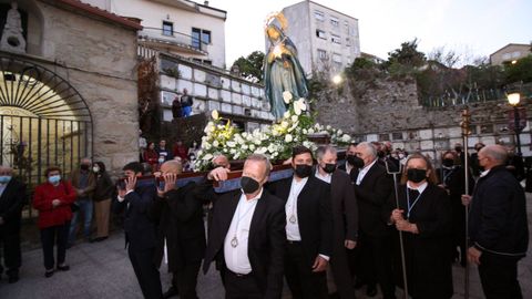 La Irmandade do Cristo da Misericordia sac en procesin las imgenes del Ecce Homo y las vrgenes de la Amargura y la Soledad tras la celebracin de la misa.