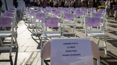 Sillas vac�as con los nombres de v�ctimas de violencia machista y vicaria en Espa�a en el 2025, en una imagen de archivo 