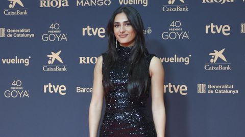 La hija de Alba Molina, Luc�a Cepeda, posa en la alfombra roja de la 40� edici�n de los Premios Goya.