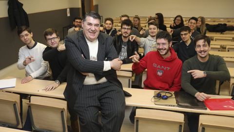 Foto de archivo del ao 2019 de Miguel Anxo Bastos con alumnos de Polticas