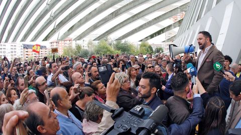  El lder de Vox, Santiago Abascal (d) se dirige con un megfono a un grupo de simpatizantes 