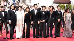 Parte del equipo de la pel�cula �La bola negra�. De izquierda a derecha, los actores Carlos Gonzalez, Milo Quifes y Pen�lope Cruz; los directores Javier Calvo y Javier Ambrossi; el cantante Guitarricadelafuente y los int�rpretes Miguel Bernardeau y Lola Due�as.
