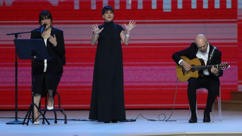 Actuaci�n de Rozal�n (izquierda) en el encuentro con el papa