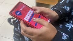 Una usuaria, probando la aplicaci�n creada por la Diputaci�n.