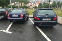 Veh�culos invadiendo las plazas reservadas para discapacitados delante del hospital Virxe da Xunqueira. 