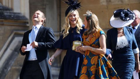 Chelsy Davy (de azul marino), la otra expareja de Harry que fue invitada a la boda