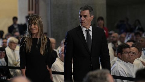 El presidente del Gobierno de Espa�a, Pedro S�nchez, y su esposa, Bego�a G�mez, asisten a la misa oficiada por el Papa Le�n XIV en la Sagrada Familia.