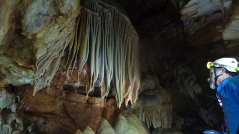 Un miembro de Val da N�boa ante una formaci�n de carbonatos en la cueva de Aradelas durante la visita realizada el pasado diciembre