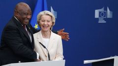 Von der Leyen, con el presidente de Sudfrica, Matamela Cyril Mamaphosa, en Bruselas