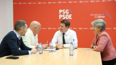 El secretario xeral del PSdeG, Jos� Ram�n G�mez Besteiro, reunido con el presidente y el secretario de Cegasal, Mino Mart�nez y Victor Silva, y la diputada socialista Silvia Longueira.