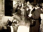 Un grupo de visitantes distinguidos toman el agua en la G�ndara.