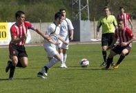 El interior izquierdo Hugo (de blanco) se lleva la pelota ante dos jugadores del Arteixo. 