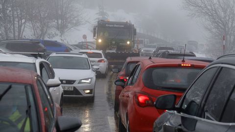Hai zonas en las que la quitanieves tiene que esperar turno para avanzar, debido a los coches que hay