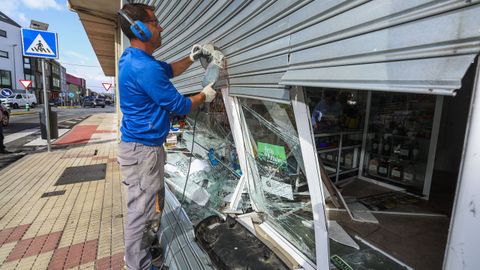 Tres encapuchados estrellaron un Seat Le�n negro contra el escaparate del estanco Barca, en Coristanco