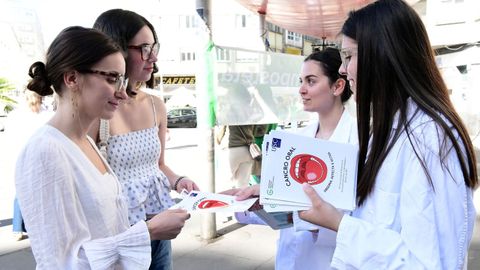 Las estudiantes repartieron material informativo en la Praza Roxa