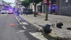 El veh�culo impact� contra la farola y sigui� unos metros hasta chocar con el mobiliario de una terraza