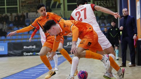 Raid e Izan intentan frenar a Miguel durante la derrota por 1-3 frente al Legan&eacute;s.