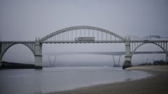 Un cami�n, esta ma�ana circulando por el puente de O Pedrido (A Coru�a)