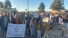 Manifestaci�n de padres y alumnos para reclamar el docente que les falta en el colegio