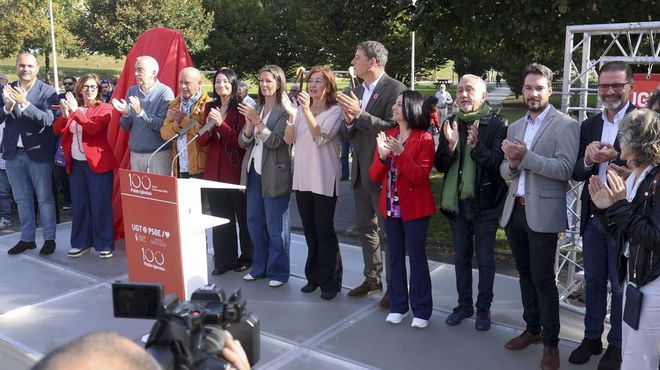 Representantes socialistas y de UGT en el acto celebrado este viernes en el parque Pablo Iglesias.