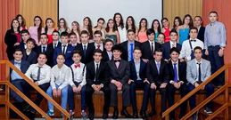 Los alumnos m�s veteranos del colegio de las Hu�rfanas despidieron el curso y tambi�n dejar�n el centro.