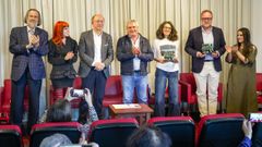 Baldo Ramos y Sara Plaza, segundo y tercera por la derecha, con autoridades y miembros del jurado del Premio de Poes�a de Carral