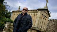 Xos� Castro recuerda que el Caravelle 10-R ca� sobre el Pazo do R�o y que la nave qued� desperdigada por Montrove, lugar en el que posa en esta fotograf�a