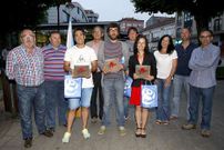 Los cuatro premiados, con los organizadores del acto.