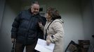 Carlos, a la izquierda, dialogando con Carmen tras recibir las llaves de la casa okupada
