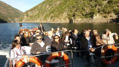 Los participantes en la conferencia de consejos reguladores, en el catamarn del can del Sil