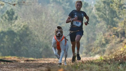 Valeria Batire Guridi con su perro Azkar en una carrera