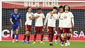 Mikel Oyarzabal celebra, junto a Lamine Yamal, el segundo tanto de la selecci�n espa�ola ante Serbia.