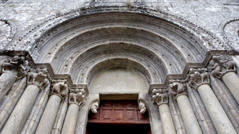 Arquivoltas y capiteles esculpidos en la puerta principal de la iglesia de Diomondi