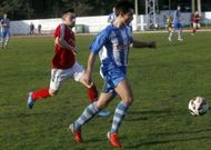 El pobrense Joni se lleva la pelota ante un rival en el en encuentro disputado ante el Sof�n. 