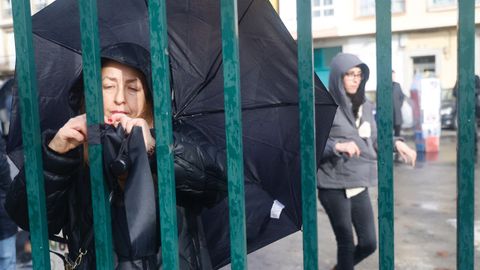 Colocan crespones negros en el CEIP Isaac Peral durante la �marcha f�nebre� por la educaci�n p�blica en Ferrol.