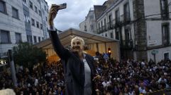 Romay se hace una foto con la multitud detrás y una copa de vino de Quiroga en la otra mano