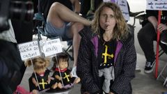 Profesores en apoyo a los sindicatos a la entrada de la consejera