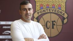 Yago Iglesias, junto al escudo del Pontevedra, en la sala de prensa de Pasar�n