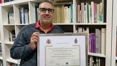 Alejandro M�nguez, con su t�tulo de mic�logo profesional