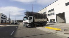 Cada d�a entran o salen del pol�gono de Carballo un millar de veh�culos pesados.