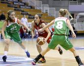 Tamara Montero entra a canasta entre dos rivales. 